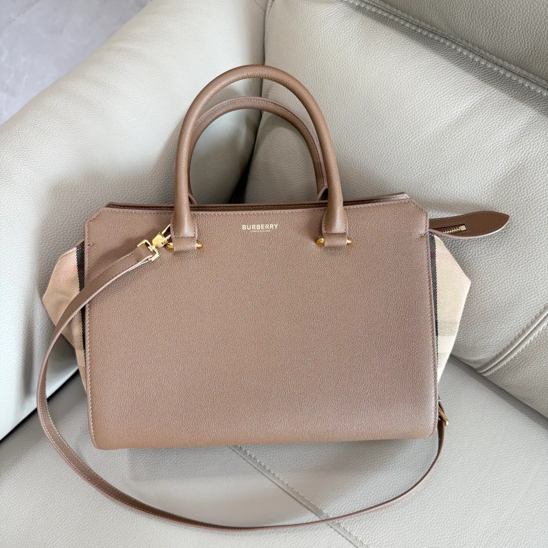 Special level BMy handbags are slanted., The classic cotton-stylish canvassing of the cow's skin., Pocket zipper design, Both sides can be convexed and expanded., Multiple backsliding., You can carry it. It's slashable.！The top is amazing., Dimensions: 32.5x23.5×14 Model4731