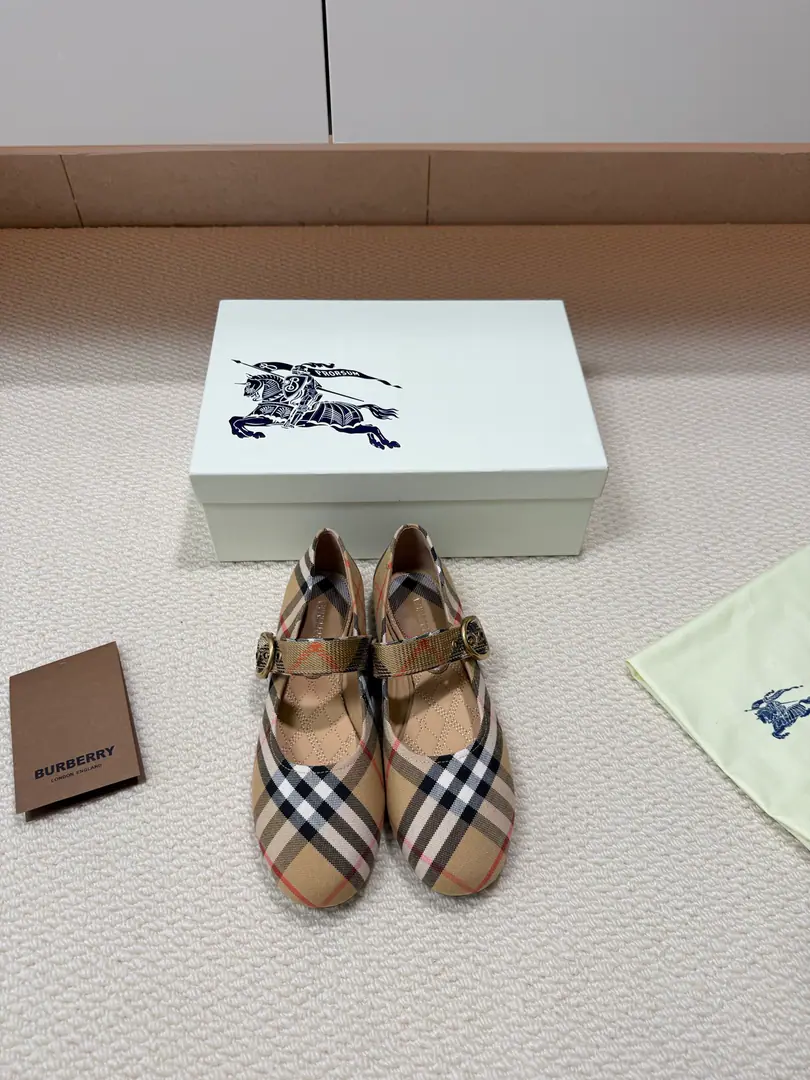 BURBERRYBarbolig's striped with ballet shoes. That's a big one. The old flower is colored. Floor Brief Advanced Ballet shoes.🩰 From brand2026Fall series🍁 Recreated with soft napa leather material. MatchBurberryRibbon Ribbon Lace Metal Ring - The brand logo. Shoes under the sole. The Knight of Horses is a symbol of the flower. Shoe. Lamb skin. Italy is a big-ass country. It's branded.logo, The decorations are a little bit of an hour's work.🌈. In the pipskin. 💯 Italy🇮🇹That's a big one. Brand.logo ⭐️ Codes Female 35 36 37 38 39 40 41 （40 41 Set code number） Prefixed packaging