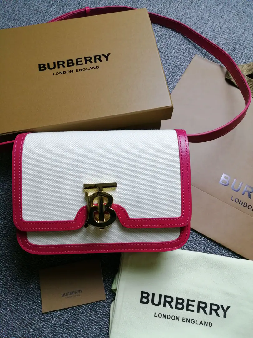 BHome.TBThe little two-colour diagonal leather locking bag., A one-hand bag with a copy., Lock button decoration Thomas Bur Inspired Special Identification. Switch to slanted backpack or hand-held bag. Numbering: 90235 Dimensions:21 - 16 - 6cm. 86488010