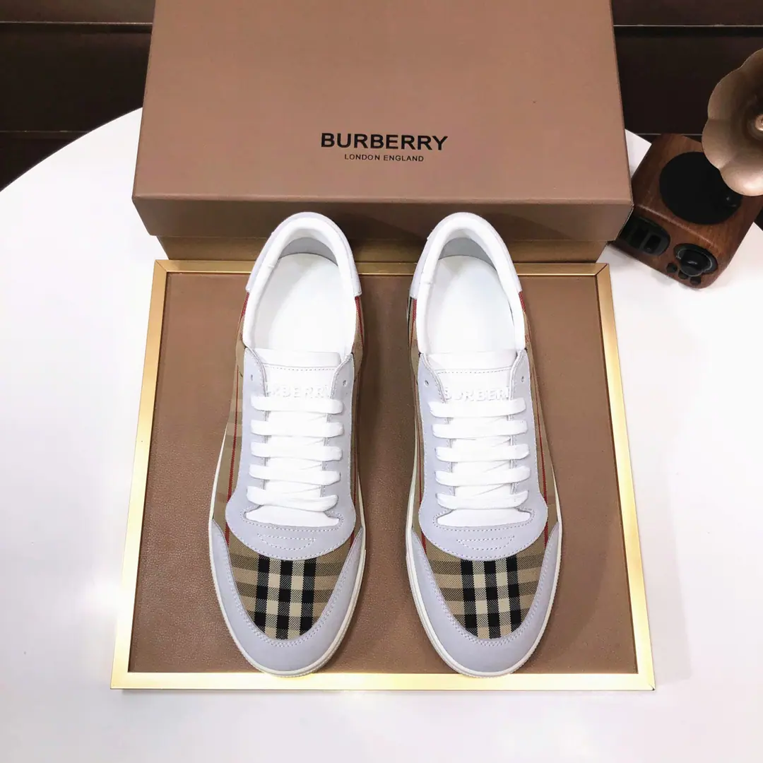 Plant 【burberry- Boboli.】Classic low-band sneakers.｜Imported cattle skin with classic glycerine.｜In the sheep's skin.｜Original Base｜The finest things to wear are comforts. Size: 38-44（45Do it.）