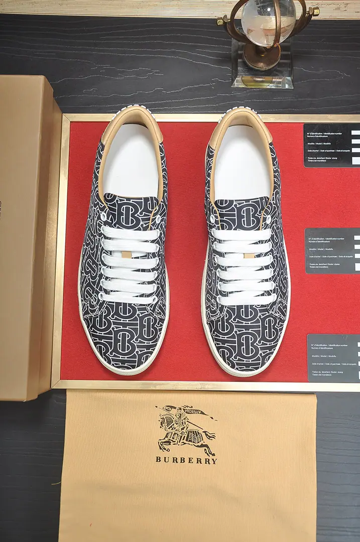 Get out of the factory. 【burberry- Boboli.】（In the cow's skin.）Classic low-band sneakers.｜Imported cattle skin with classic glycerine.｜In the cow's skin.｜Original Base｜The finest things to wear are comforts. Size: 38-44（45Do it.）
