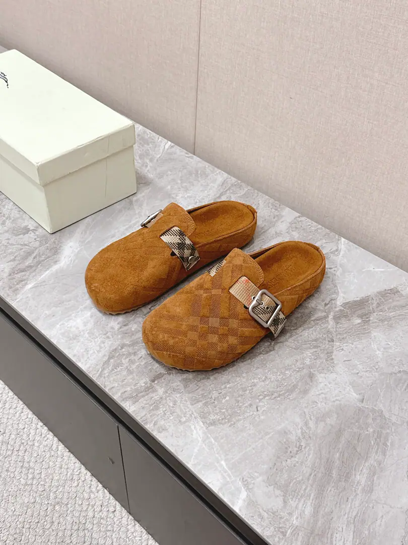 Men's clothing➕10- Boboli.Burberry2025The latest couple in the fall and winter. Brockon's shoes. The hot Berken shoes have been all over the street for years. Finally, there's a big brand named Berton. The classic Bracken design. The details are full of brand elements. Brand value. It's not like you can run into a shirt. It's easy to not have too much decoration. Always Very Simple ♪ Take a breath and relax ♪ Semi-outlook to protect toes The humanities score is for footwalk pressure. The suspense is saturated. He's been running all day without pressure. A lazy, lazy set-up style. It's easy to ride in the morning, eight shifts or the sun. Shoe-faced cow revel Original modeling slides over base Size: Women35-40Men39-45
