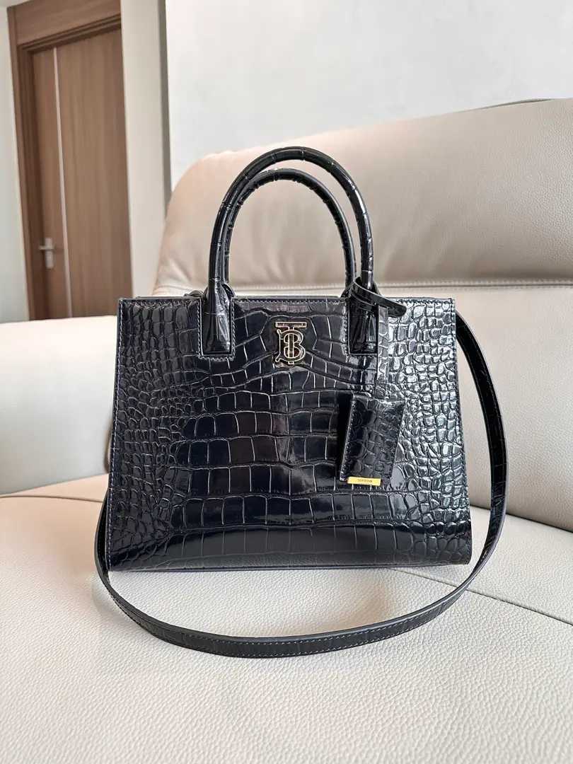 Special level BThe latest Tot bag., It's made of a gator-crystal-pressureed flower leather., Eye-hunting. Thomas Burberry Exonyms. Designed fine., Multiple pockets, A mirror hanging with leather wrapped in it.. It makes a hand-made shape., Or use a detachable backpack.. 27 x 11 x 20cm Outer layer: %Cowskin. Decoration: %Cowskin. inside: %Lamb skin.🌟Model0441