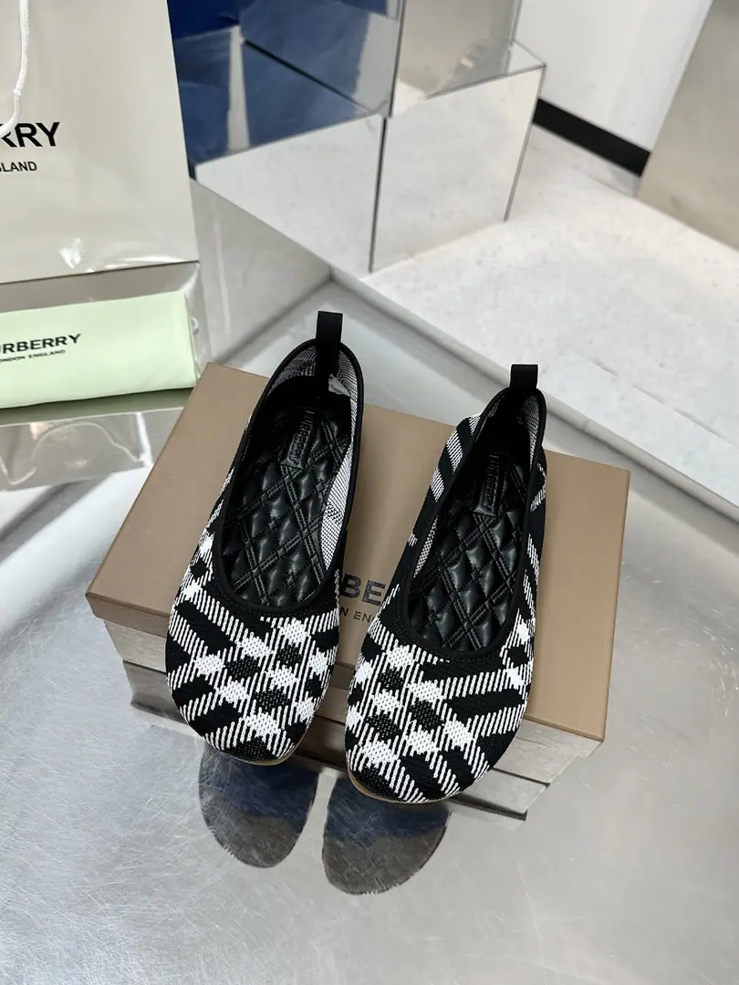 New🌈🌈- Boboli.Burberry Classic square-lined shoes. The least chosen shoe of the oldest so far. It looks good on anyone., The shoe-faced shawl and the embroidery.👏Don't underestimate the cost of the fabric. We use three layers of cloth on our shoes. Single-story cell stripes imported fibre cloths45One. 3The cost of the floors is... One yards to the left.💪It's just to make sure that the shoe line feels strong. Not mutant, Positive The inside sheep's skin is stomping. 🇮🇹 Standard Code🌈35-43(35.40.41.42.No re-election.)