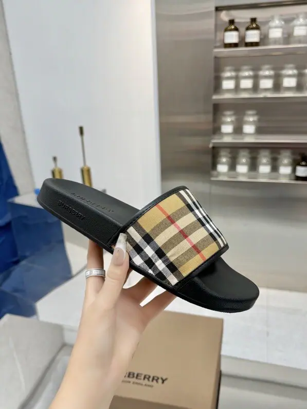 🌈🌈🌈New stuff on the shelf., ☘️☘️- Boboli.🔥The new slipper in the counter has the branded letter-based logo., And the chief creative director. Riccardo Tisci It's... Burberry First Show Series Name「Kingdom」 Ruler Guide One to one., 🍎🍎Pattern5DPrint, Shoe.: %Special material for Babelie., 🎉🎉Shoes under the sole.: %Rubber Setup Design Codes, 36-46