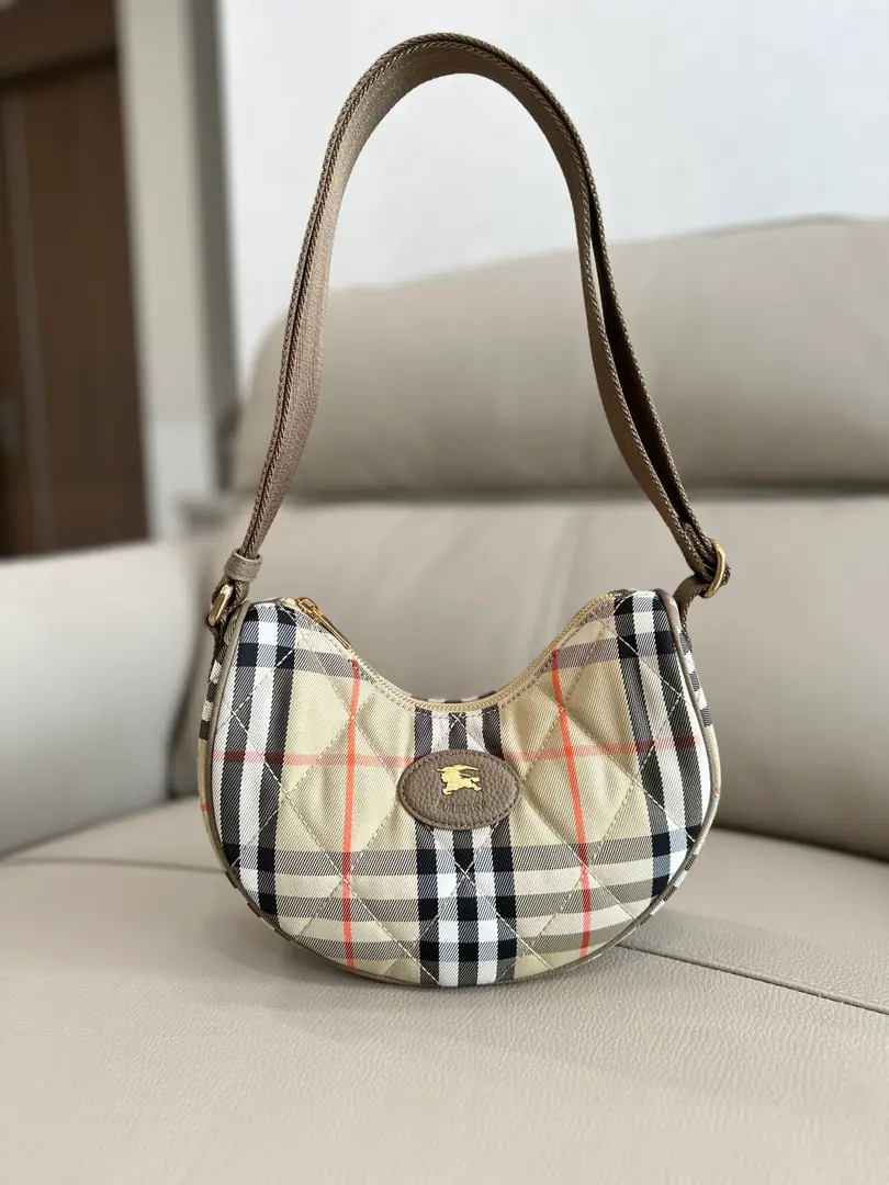 Special level New paragraph Horseshoe Tilt backpack, I'm inspired by the English language.. It's a sculpted nylon., Decorate New Seasonal Swirl Burberry Gravity. I'm in the same color leather side and knight seal., From 1980The collection of the old brand bags.. With a stylish rectangular shoulder belt., Switch shoulder and slant backshows with your heart.. Dimensions: 23.5*18*7