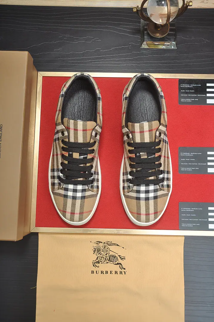 Get out of the factory. 【burberry- Boboli.】（In the cow's skin.）Classic low-band sneakers.｜Imported cattle skin with classic glycerine.｜In the cow's skin.｜Original Base｜The finest things to wear are comforts. Size: 38-44（45Do it.）