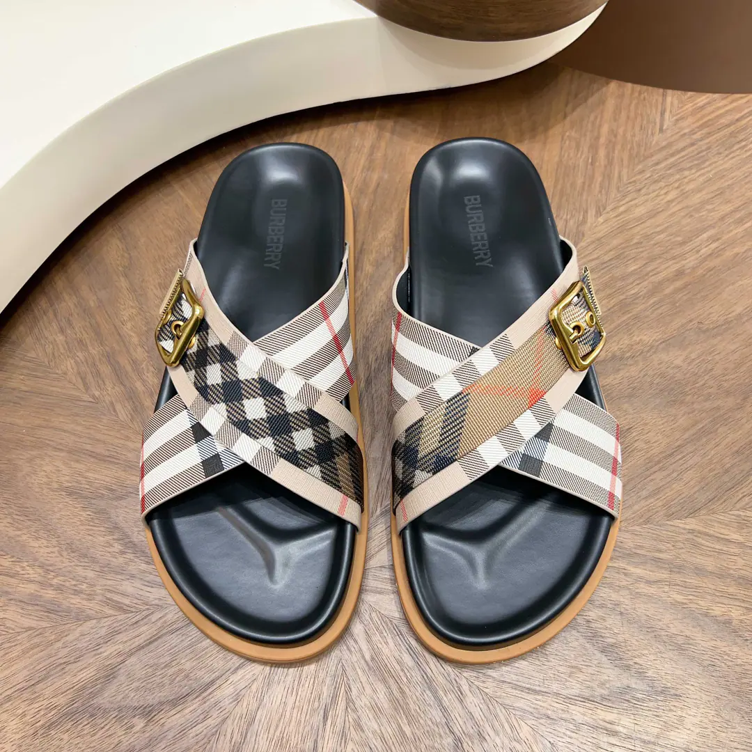 BurberryThe wind crosses with the sand. Dollar Head-decked cow skin.+MetalTBTitle, I'm so full of texture.✨ 39-44Handouts, 38/45/46Customable Multi-Current Optional, Summer shorts./Nice jeans. Comfortable, unspareable., I can wear it on a commute.