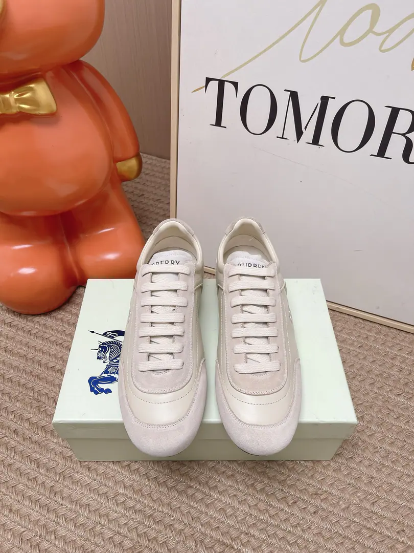 Top Version: Men➕10 𝐁𝐔𝐑𝐁𝐄𝐑𝐑𝐘# Bobley's new Margo-Little and all the new balconies.·- Boboli.（Burberry）Classic Prototypes It's a really nice shoe.··Knight's blue skates. Finally, I see the latest slanting sneakers really look good., I can do whatever I want. Sports shoes, It's made of cotton-combined fabric.. Made in Italian craftsmen., Decorative Swirl Burberry Gear. With a lined and twig shoelace on the eye of the net., The rubber shoe bottom is a collection. Burberry Letter logo. From Burberry The classics., The necessary provision for the closet is interpreted in a branded style.. The knight's logo is on the side of round-shoes and tongue.（EKD）Label leather shoes mats, Shoes bottom strap. Burberry Letter logo size: 35-44