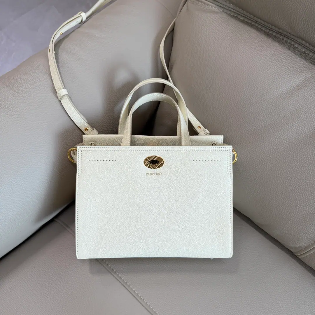 Special level 24cm BA new Tote bag., For Italian imports of peared calf skins., Combination with cotton coiling line, Swirling with iconic sandBurberryGear. Fine-cut-in-the-curve, open-cut and Oral ring accessories, It's inspired by branding. Trench The windcoat belt design.. But carry it with your hands., Or the shoulder belts.24.5× 13 x 19.5cm. Model3491