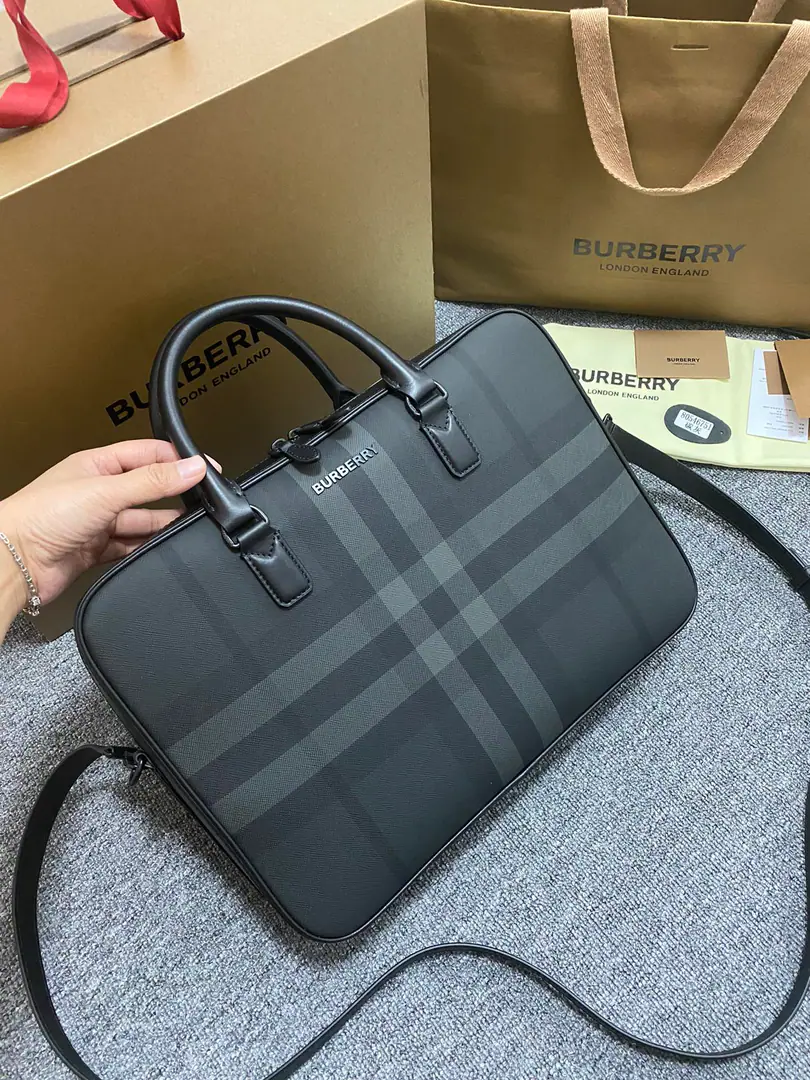 BThe latest family briefcase., It's made of a grid stripe and a skin made of Italians., Decoration brand logo design. It makes a hand-made shape., Or carry it with a detachable strap.. At least of the main materials of this fine item 30% From bio-based materials. Bio-based materials are mainly derived from renewable natural resources such as plants and ricin oil. 38 x 9 x 28cm🌟7721