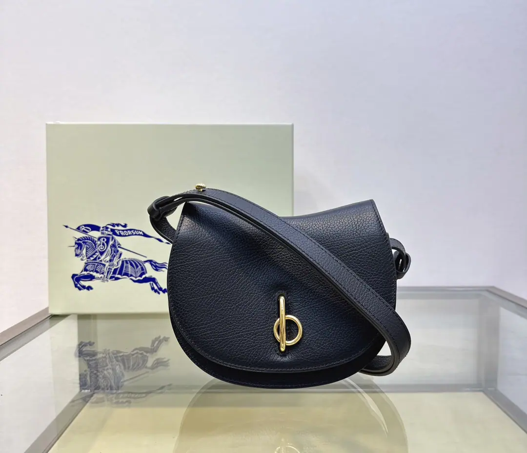 Special level BThe newest home is a big house., It's made of a grain of calf skin.. It's a work of art in Italy., It's a gravy-stamped leather.. The arc contour was inspired by the childhood wooden horse., The caps are open.bFont accessories. With leather shoulder belts., Adjustable to switch shoulder backpack and slanting backpacks. Modifiable leather shoulder belt Top top top top top top is covered.b Font opening Hand painted on the edge. Lass Metals accessories The back side is marked with the Knight of Horses. (EKD）Pump flowers. Gravity pressure flower liner Dimensions19× 6× 16cm Model1661