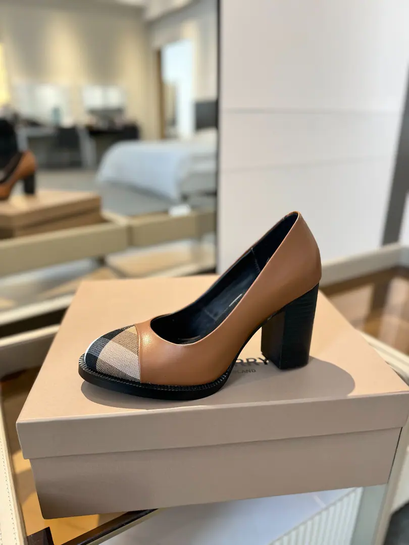 Burberryy Bobley. 𝑩𝒖𝒓𝒃𝒆𝒓𝒓𝒚𝒚 💝 👠 𝘽𝙪𝙧𝙗𝙚𝙧𝙧𝙮𝙮 Bobley.2024The new exclusive has been launched. A lazy, elegant, understanding style. 💋High heels. 🎉BURBERRYBobley England.🇬🇧Luxury brands, Original1:1Copy, Synchronize new cabinets A high heels with grace., Decoration branding pattern. 🆕🆕🆕 ✅Fabulous.: Original Gear ✅Otsumi!: The original is really a big one. ✅He's tall.: 9.5𝙘𝙢 ✅Codes: 𝟑𝟒-𝟒𝟏（𝟑𝟒.𝟒𝟎.𝟒𝟏Do it.）
