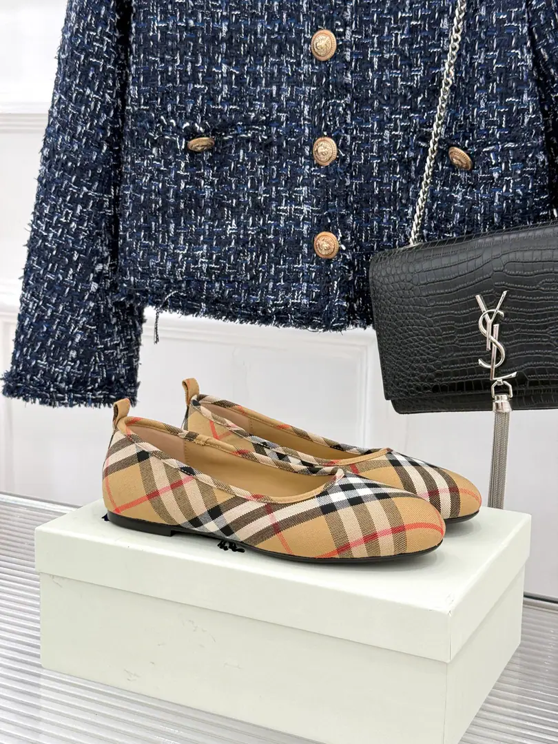 Burberry / - Boboli.26WFNew The Glyph ballet shoes, Mary Jane's shoes. The classic stripe is old and old. Ballet shoes soft and scalding. Mary Jane is a very good man. The flat step is light and sound. ♪ Skins are so warm and tender ♪ Flex-twigs. The wind is so relaxed. The suit is a daily commuter. You're not going to be able to take a high-profile place without saying anything. ♪ And fade away and return to the true quality ♪ I'm not tired of wearing it all day. The retro-modernity fits the season. The intellectual wind just needs one single item. The big card process is hidden in a thin spot. I'm not afraid of the tide. You're a little light-handed. The shoe cabinet is a classic.！ Shoes face-to-face customized leather as it was The insides are all sheep's skin. Italian imports are so thick. Size: 35-39（40/41Custom）