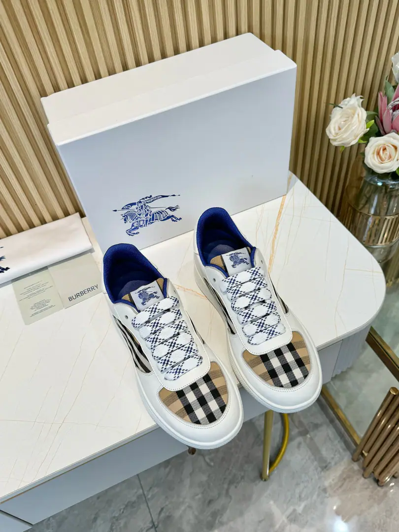 The price of the plant is men's.,Female Dollar！ Burberry2024The money's coming out., Three years of classic grids back., A hundred., Decorative Swirl Burberry Gear. With a lined and twig shoelace on the eye of the net., The rubber shoe bottom is a collection. Burberry Letter logo. From Burberry The classics., The necessary provision for the closet is interpreted in a branded style.. ✅Fabulous.: Classic cotton.+Silk cow skin. ✅Reeb.: Inside the original plate., The silk cow has feet. ✅Otsumi!: TPU ✅Colours: White ✅Codes: Men and women35-45（35,45Custom）