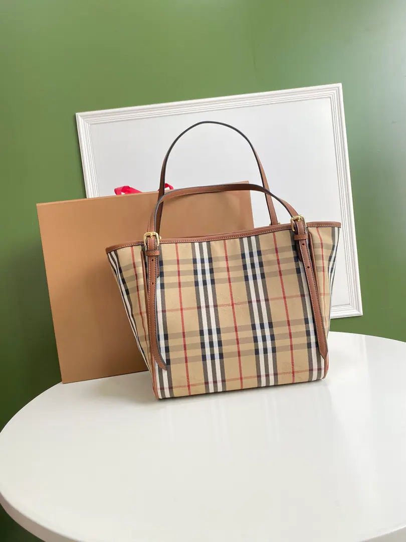 Special level BHome Invisible Wars🐎Horse shopping bags. Come in.🌟A little cow's skin.ykkCopper hardware. It's a huge deal.！The classic fashion never fades. BIt's a vital part of the family control.🌝Entering school.💕The closet is so easy.💪💪Dimensions:28x26🌟Model8812