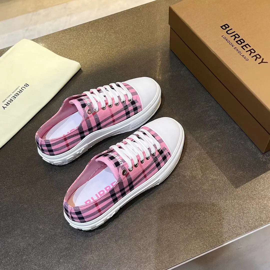 Plant prices Men plus10 🔥🔥🔥BURBERRY🔥🔥🔥Top-level sports shoes, Match House A British cotton-twilighting tailor.. ✅Shoe.: 63%Cowskin., 37%Cotton👍Decoration: %Polyurethane ✅inside: Skins of sheep. ✅Shoes under the sole.: %Polyurethane👍Tie the joint. Heel's got a heel. Burberry Stereo-letter logo ✅Box packing, One-to-one version.🔥🔥🔥 ✅Codes: 35-46（Sold35-45.46）