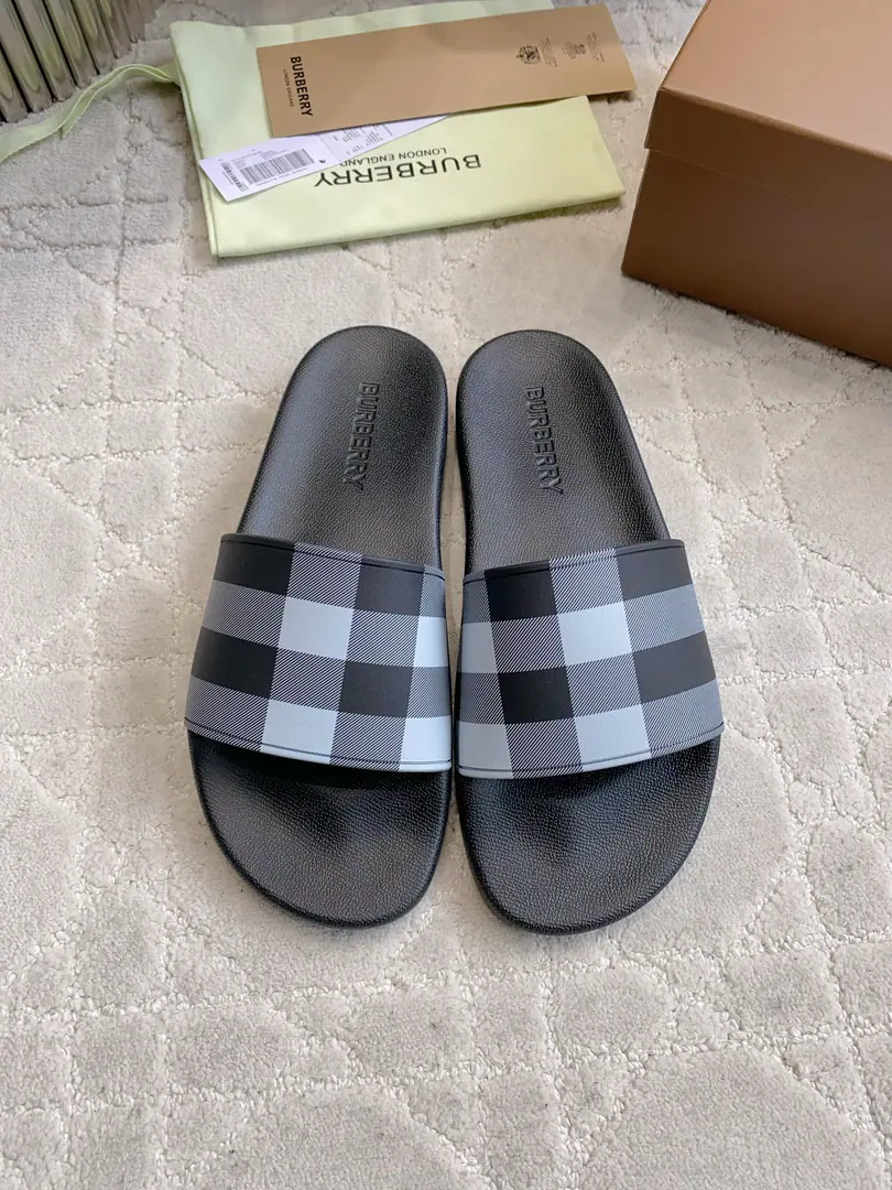 Get out of the factory. Same paragraph for men and women Burberr*New staircase sand slippers. A free pass. The whole pair of shoes is light and comfortable. ZPAcquisition1:1Repeat Female size35-39（40Do it.）Men39-45（46Do it.）