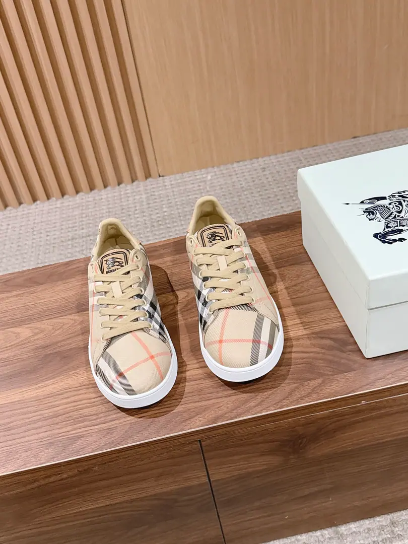 【Holly!】BURBERRYThe new Barboli..Marker Set Men's sneakers. Present in a simple style, Accomplishing the luxury of everyday style. Low-ass shoes., It's made of smooth leather., Made in the heart of the Italian factory.. Shoes are sprouted in the mouth. Burberry Gravity, In a symbolic sammy.. Shoe tongues with a black-feather badge., Smart. Knight of the Horse.（EKD）And brand logo design.. Bandage Design The soles are marked with the Knight of Horses.（EKD） Attach dustproof bags Shoe.:Customize soft cow skin+Classic Gravity. Uchi.:Customize sheep skins Shoe pads.:Lamb skin. Otsumi!:TPUShoes under the sole. Size: 39/40/41/42/43/44（38 45No re-election.）