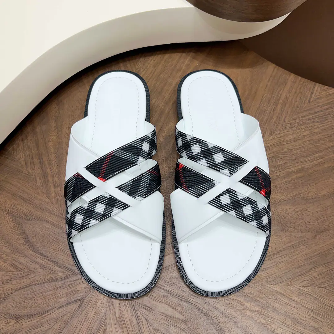 BurberryThe wind crosses with the sand. Dollar Head-decked cow skin.+MetalTBTitle, I'm so full of texture.✨ 39-44Handouts, 38/45/46Customable Multi-Current Optional, Summer shorts./Nice jeans. Comfortable, unspareable., I can wear it on a commute.