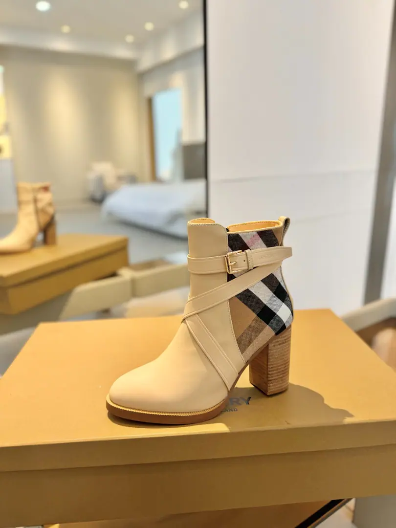 Burberryy Bobley. 𝑩𝒚𝒓𝒃𝒆𝒓𝒓𝒚𝒚 💝 👠 𝘽𝙪𝙧𝙗𝙚𝙧𝙧𝙮𝙮 Bobley.2023The latest exclusive boot release is classic.👢 Unique. Release ⚠️Requisition high version ⚠️Burberryy - Boboli. A lazy, elegant, understanding style. 🎉BURBERRYBobley England.🇬🇧Luxury brands, The rice of the hide., Original1:1Copy, Synchronize new cabinets A classic shoe-designed tattoo with graceful knowledge.. ✅Fabulous.: Original cow leather with a rib cloth. ✅Uchi.: Customize sheep skins ✅Otsumi!: The original is really a big one. ✅He's tall.: 10cm ✅Codes: 35–41 （40, 41Custom）