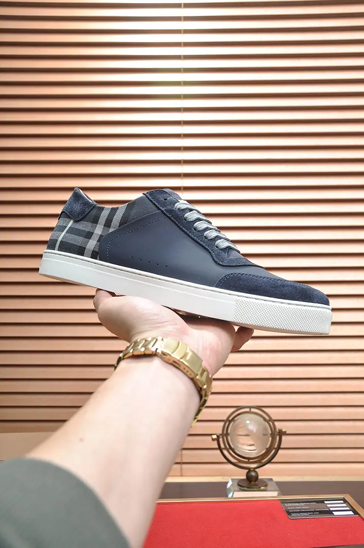 Get out of the factory. 【burberry- Boboli.】（In the cow's skin.）Classic low-band sneakers.｜Imported cattle skin with classic glycerine.｜In the cow's skin.｜Original Base｜The finest things to wear are comforts. Size: 38-44（45Do it.）
