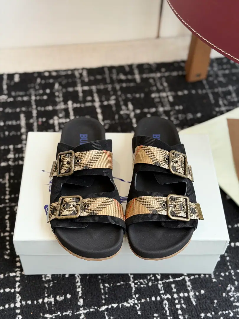 Dong-hoon's sub-purchase level BURBERRY Gravity double button tow The brand's classic tweezers are made of old metal buttons., The ancient accents are filled directly.. The shoes are combed with a canvas and a cow's skin., It's solid and airy., The original plant is thick rubber shoes, soft., There's no pressure on the day to go.. Three Colours Optional, Salt is sweet., It's the radiator in the box.！ Codes: 35-39