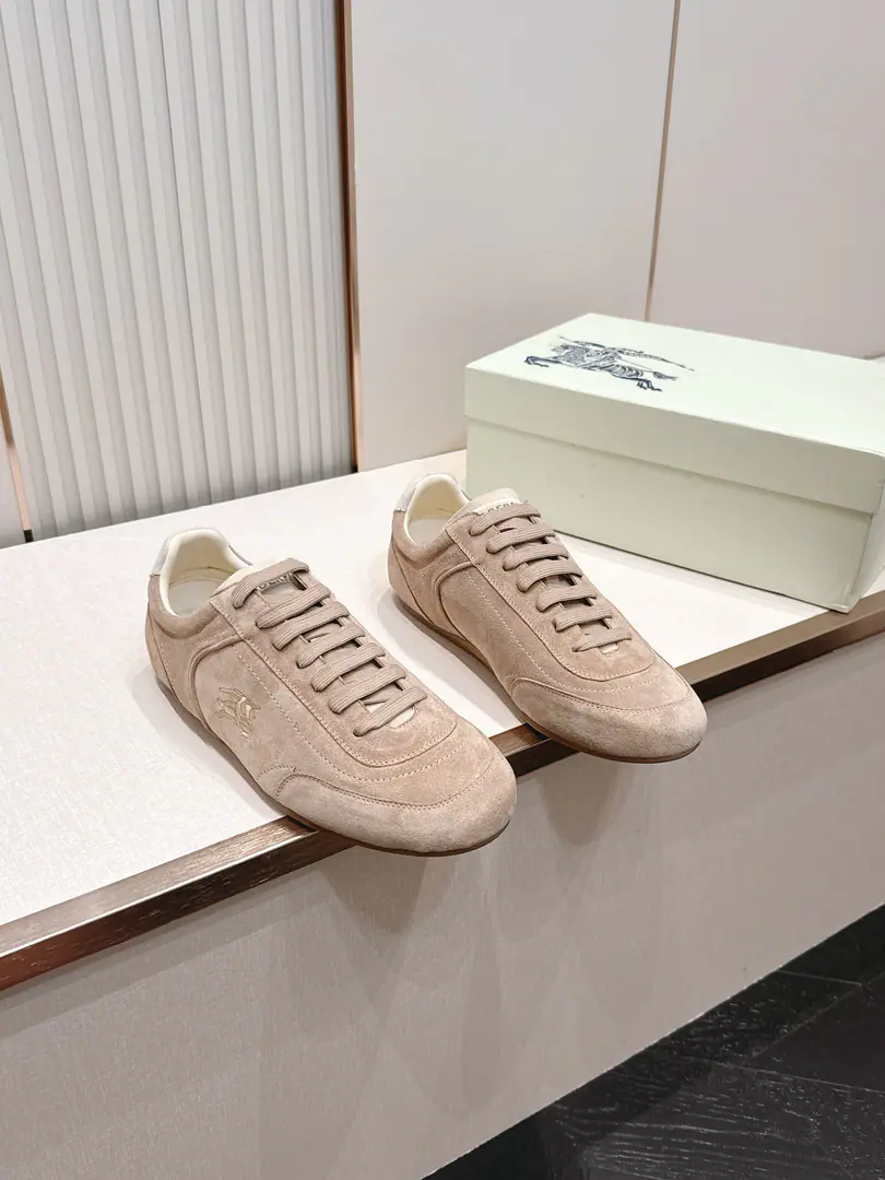 Top Men Burberry - Boboli. 2026Newest leisure. - Tetsu. A soft and comfortable German shoe. Next2026Summer series successfully launchedKnightA new low-group sports shoe after the sneakers captures the low-profile contour of the new seasonly stale and is sophisticated.BurberryThe details are made from the soft napa leather with the anti-feather leather. Of which the linen color/The dove-coloured formula uses the anti-feather-glossed fabric with a greasy-tied strap of shoes and a puncture. BurberryLogo Same paragraph for men and women The scale is carefully considered. It's a neutral contemplation that keeps the bright. And the softness of the woman in the dress. Bullskins. Original Base 35-45Code