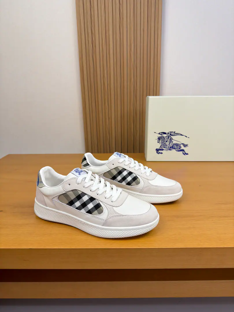 【 BURBERRY】- Boboli. High-end quality Original List·Leisure sports shoes Shoe.: Imports🔝Napa Skin., Anti-feathers., Brand totems., Shoe tongue..- It's a plastic brand.logoCursor Uchi.: Water-tied cow skin. Otsumi!: It's so light.TPRRubber; Double-coloured base Super-high-quality control.·- I'm doing a little work.: Highlight(High-end·- How expensive.·Slot) Size: 38-44（45, Make a reservation.)·BBR0157