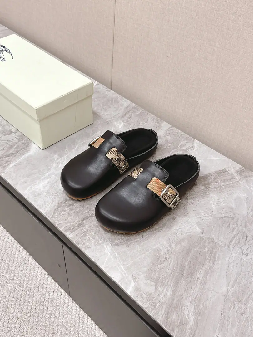 Men's clothing➕10- Boboli.Burberry2025The latest couple in the fall and winter. Brockon's shoes. The hot Berken shoes have been all over the street for years. Finally, there's a big brand named Berton. The classic Bracken design. The details are full of brand elements. Brand value. It's not like you can run into a shirt. It's easy to not have too much decoration. Always Very Simple ♪ Take a breath and relax ♪ Semi-outlook to protect toes The humanities score is for footwalk pressure. The suspense is saturated. He's been running all day without pressure. A lazy, lazy set-up style. It's easy to ride in the morning, eight shifts or the sun. Shoe-faced cow revel Original modeling slides over base Size: Women35-40Men39-45