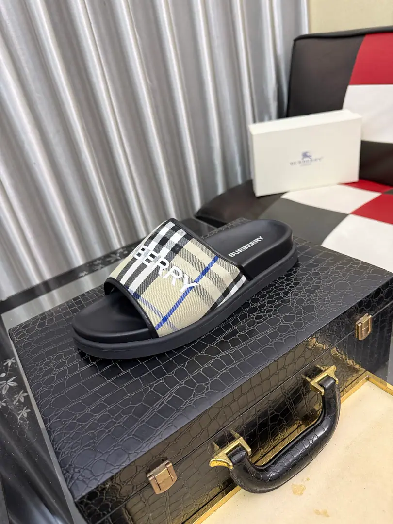 Get out of the factory.⌚⌚Burberry - Boboli slippers., Summer's new classic-cut slippers.Vintage The retro-gauge slippers. The twigs make comfort in wearing the experience. Shoe.: PVC %Heat-plastic polyurethane Shoes under the sole.: %Rubber Setup Design Sides are. Burberry Stereo-letter logo BurberryClassic-cut sandals. This classic pair of green sandals is from...Burberry (Bobley.). Design Details: Clipping, haymarketSquare Stripes, Show your toes., The side is marked with a pebbles brand., - Scalpel shoes. Size: 38-46（45, 46Do it.）