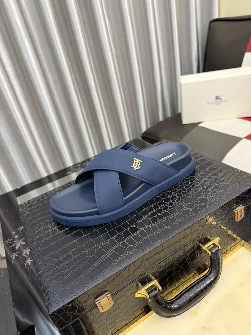 Get out of the factory.⌚⌚Burberry - Boboli slippers., Summer's new classic-cut slippers.Vintage The retro-gauge slippers. The twigs make comfort in wearing the experience. Shoe.: PVC %Heat-plastic polyurethane Shoes under the sole.: %Rubber Setup Design Sides are. Burberry Stereo-letter logo BurberryClassic-cut sandals. This classic pair of green sandals is from...Burberry (Bobley.). Design Details: Clipping, haymarketSquare Stripes, Show your toes., The side is marked with a pebbles brand., - Scalpel shoes. Size: 38-44（45Do it.）