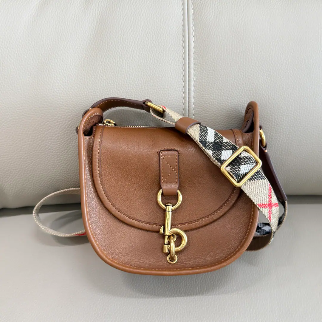 Special level Mini-Man.B Font Card Button Mail Bag, It's made of calf skin., Made in Italian craftsmen.. Use of no interior design, The bag is soft and strong.. Named from your front pocket., It's a brand logo.. With a stylish rectangular shoulder belt., Decorative Swirl Burberry Gravity, The back end of the film is low-key, with the Knight of the Horse.（EKD）Pump flowers.. Outer bagb Font card buttoning. Intubation bag Dimensions-19x9x17.5cm.Model6931