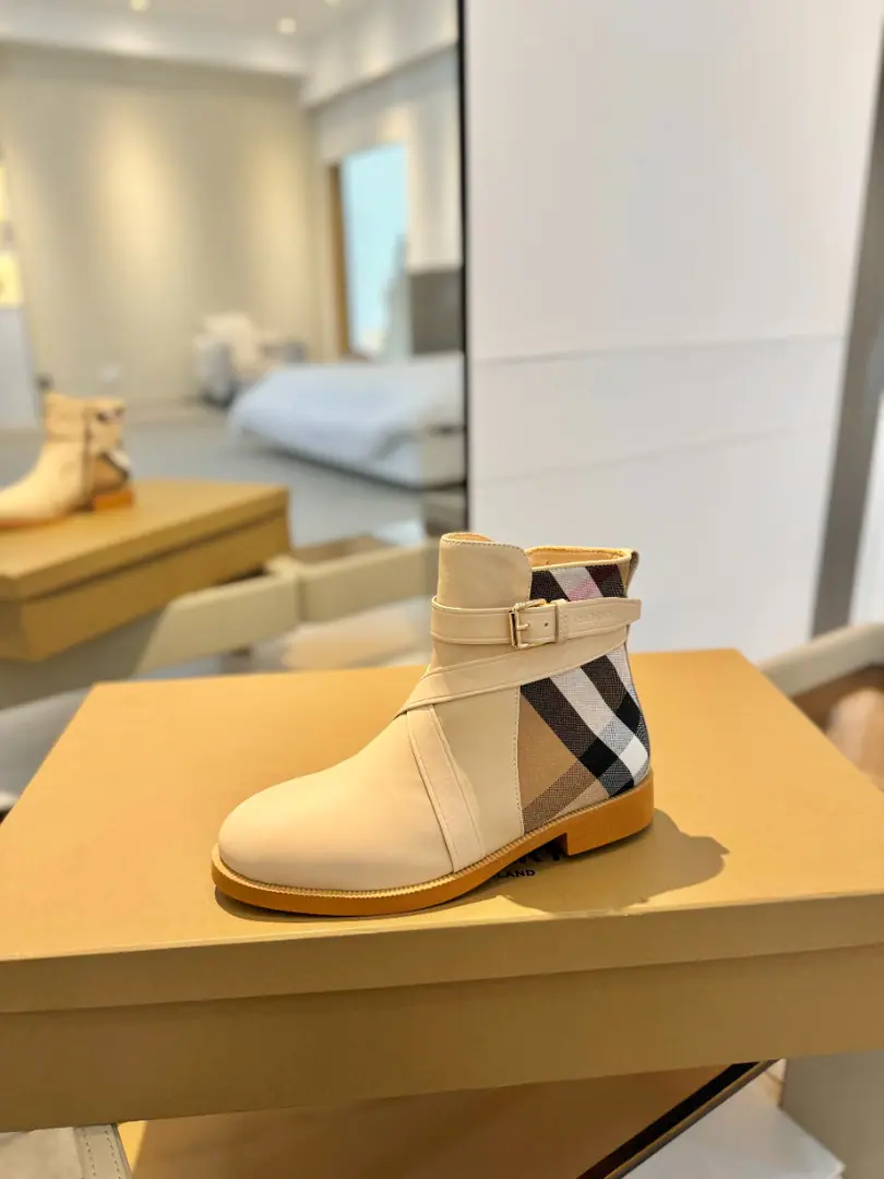 Burberryy Bobley. 𝑩𝒚𝒓𝒃𝒆𝒓𝒓𝒚𝒚 💝 👠 𝘽𝙪𝙧𝙗𝙚𝙧𝙧𝙮𝙮 Bobley.2023The latest exclusive boot release is classic.👢 Unique. Release ⚠️Requisition high version ⚠️Burberryy - Boboli. A lazy, elegant, understanding style. 🎉BURBERRYBobley England.🇬🇧Luxury brands, The rice of the hide., Original1:1Copy, Synchronize new cabinets A classic shoe-designed tattoo with graceful knowledge.. ✅Fabulous.: Original cow leather with a rib cloth. ✅Uchi.: Customize sheep skins ✅Otsumi!: The original is really a big one. ✅He's tall.: 1.5cm ✅Codes: 35–41 （40, 41Custom）