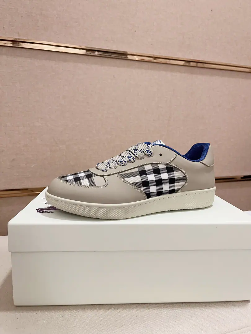 Plant prices: Top Version🥳◾️▫️The new Barbolis' old-school low-ass sneakers., By Vintage The old-fashioned cotton-cuts are coupled with a new twig., Decorating new brand logo. In the top of the cow's skin., Heel. Burberry Letters of the Facing logo, TPUOriginal Base！Codes:38-45. I'll be a girl and a girl.46.