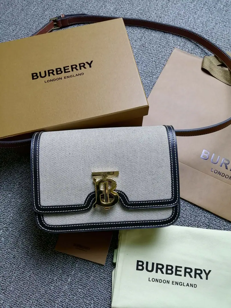 BHome.TBThe little two-colour diagonal leather locking bag., A one-hand bag with a copy., Lock button decoration Thomas Bur Inspired Special Identification. Switch to slanted backpack or hand-held bag. Numbering: 90235 Dimensions:21 - 16 - 6cm. 86488010