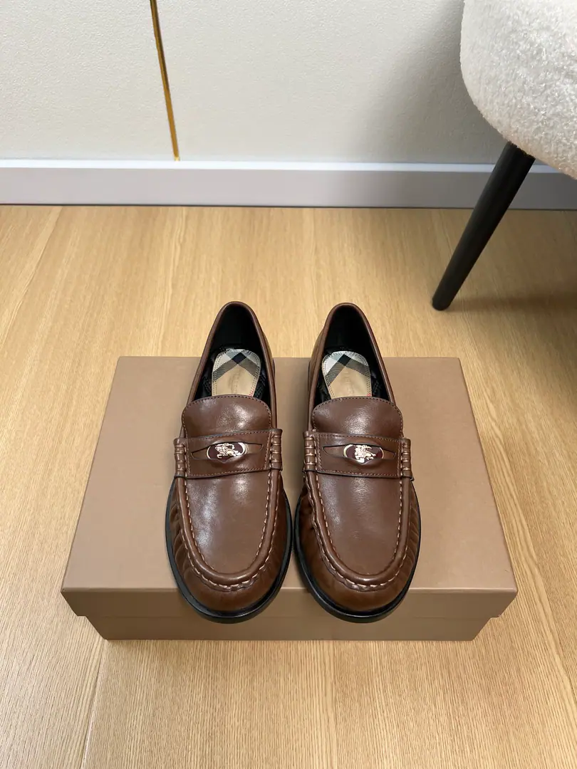 🍸Burberry - Boboli. | 2026ˢˢ 2026Spring and summer brand new. The new cabinet is the latest classic little leather shoes and leisure shoes series.〰 The details are full of leisure fashion. BBRClassic series, SelectVintageThe fabric of the tampon and the Italian leather., Very rare ingredients., Decoration brand logos press flowers, It's a very symbolic thing.！ Shoe-face custom-made ribbles, A fine piece of material., It's a nice color., The quality of the product is not strong., - It's a little bit of a work-out., by the type of soul, Sensitivity, Quality, It's all about the quality of the high quality.！ ♺Shoe.: Original import of cattle skin ♺Uchi.: Lamb skin. ♺Otsumi!: The original model of the rubber floor. ♺He's tall.: 2cm ♺Codes: 35-41 （40.41Custom） ♺Plant price