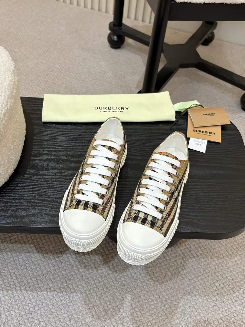 Men and women！ Burberry2025The money's coming out., Three years of classic grids back., A hundred., Decorative Swirl Burberry Gear. With a lined and twig shoelace on the eye of the net., The rubber shoe bottom is a collection. Burberry Letter logo. From Burberry The classics., The necessary provision for the closet is interpreted in a branded style.. ✅Fabulous.: Classic cotton. ✅Reeb.: Skin-sense cotton. ✅Otsumi!: TPU ✅Colours: Almond., Original Packaging ✅Codes: Men and women35-45（35,45Custom）