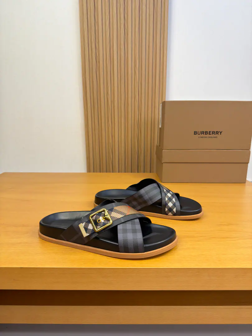 【 BURBERRY】- Boboli. High-end quality Original List·- Rhythm slippers. Shoe.: Imports🔝Brand totem.PVCSkin., Brandweaves, Brand metal buttons Otsumi!: It's so light.TPR·Rubber; Combination to the base Super-high-quality control.·- I'm doing a little work.: Highlight(High-end·- How expensive.·Slot) Size: 39-44（38, 45, 46, Make a reservation.)·BB0186
