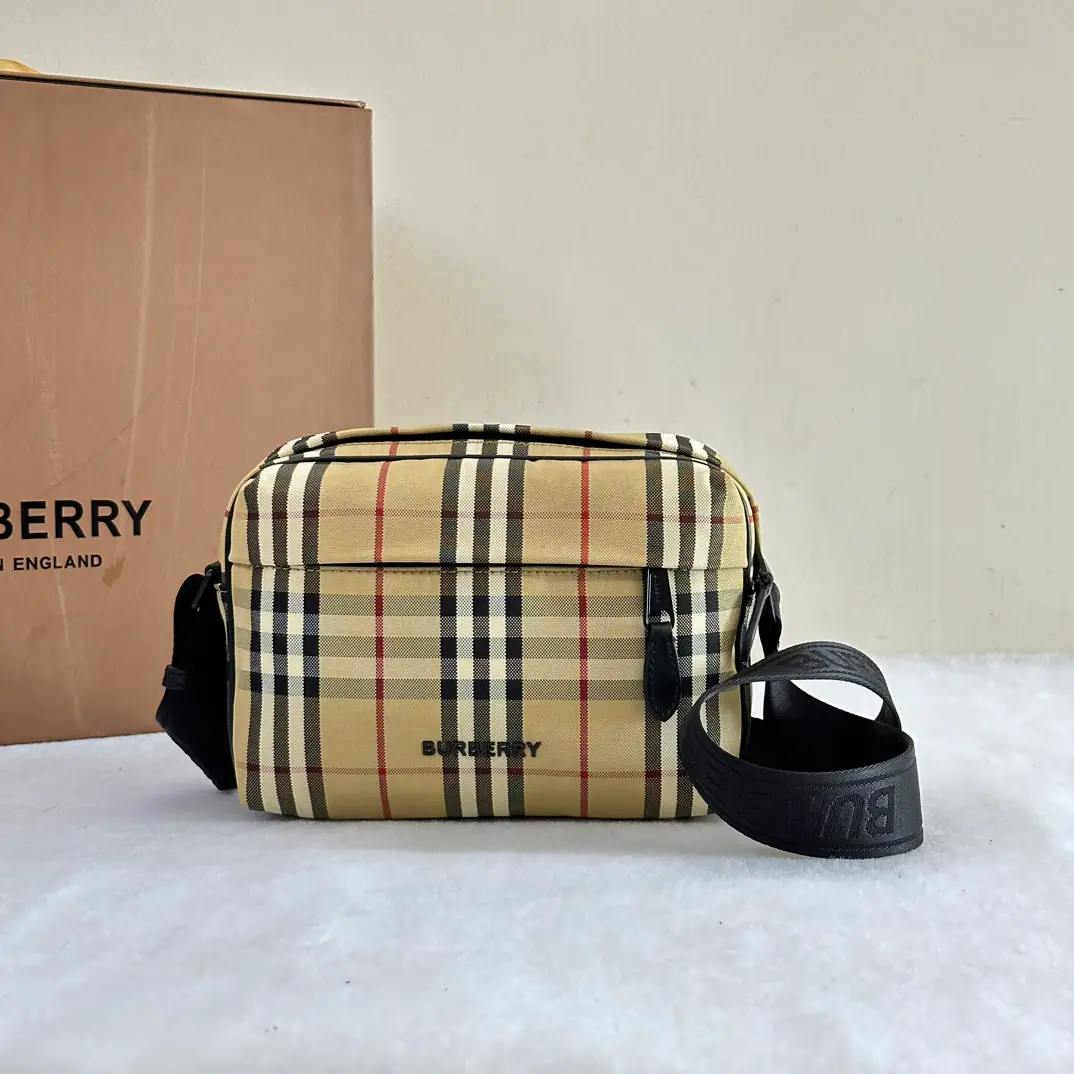 BHome-based energy decorations Burberry GravityPaddy Bags, A bag with a branded logo and a flower.. Modifiable slant belt.3A position.1A zipper bag.. 1An outer bag is open with a magnet button..- We're going to pull the chain..Hand painted on the edge..Glossy Metal accessories.There's a front. Burberry Stereo-letter logo. 22.5 x 6.5 x 16cm.