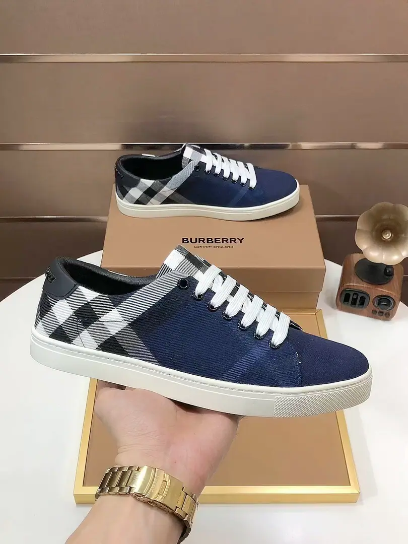 Plant 【burberry- Boboli.】Classic low-band sneakers.｜Imported cattle skin with classic glycerine.｜In the sheep's skin.｜Original Base｜The finest things to wear are comforts. Size: 38-44（45Do it.）