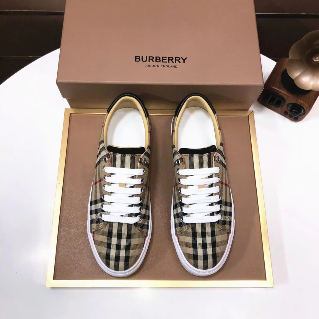 Plant 【burberry- Boboli.】Classic low-band sneakers.｜Imported cattle skin with classic glycerine.｜In the sheep's skin.｜Original Base｜The finest things to wear are comforts. Size: 38-44（45Do it.）