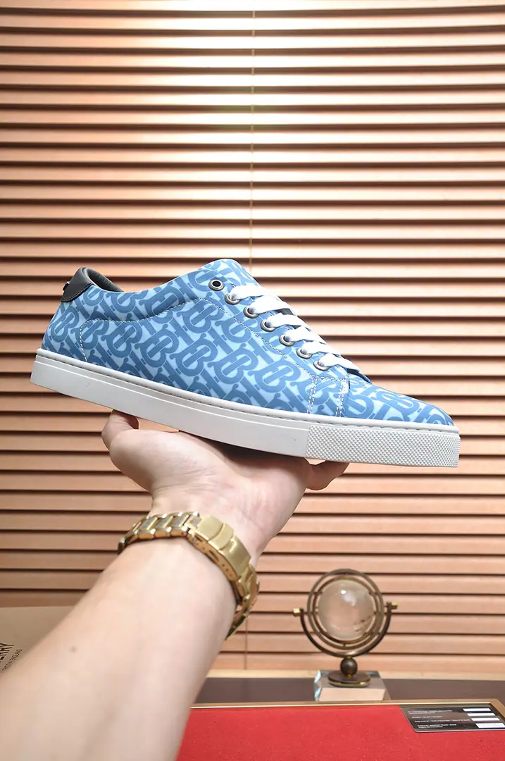 Get out of the factory. 【burberry- Boboli.】（In the cow's skin.）Classic low-band sneakers.｜Imported cattle skin with classic glycerine.｜In the cow's skin.｜Original Base｜The finest things to wear are comforts. Size: 38-44（45Do it.）