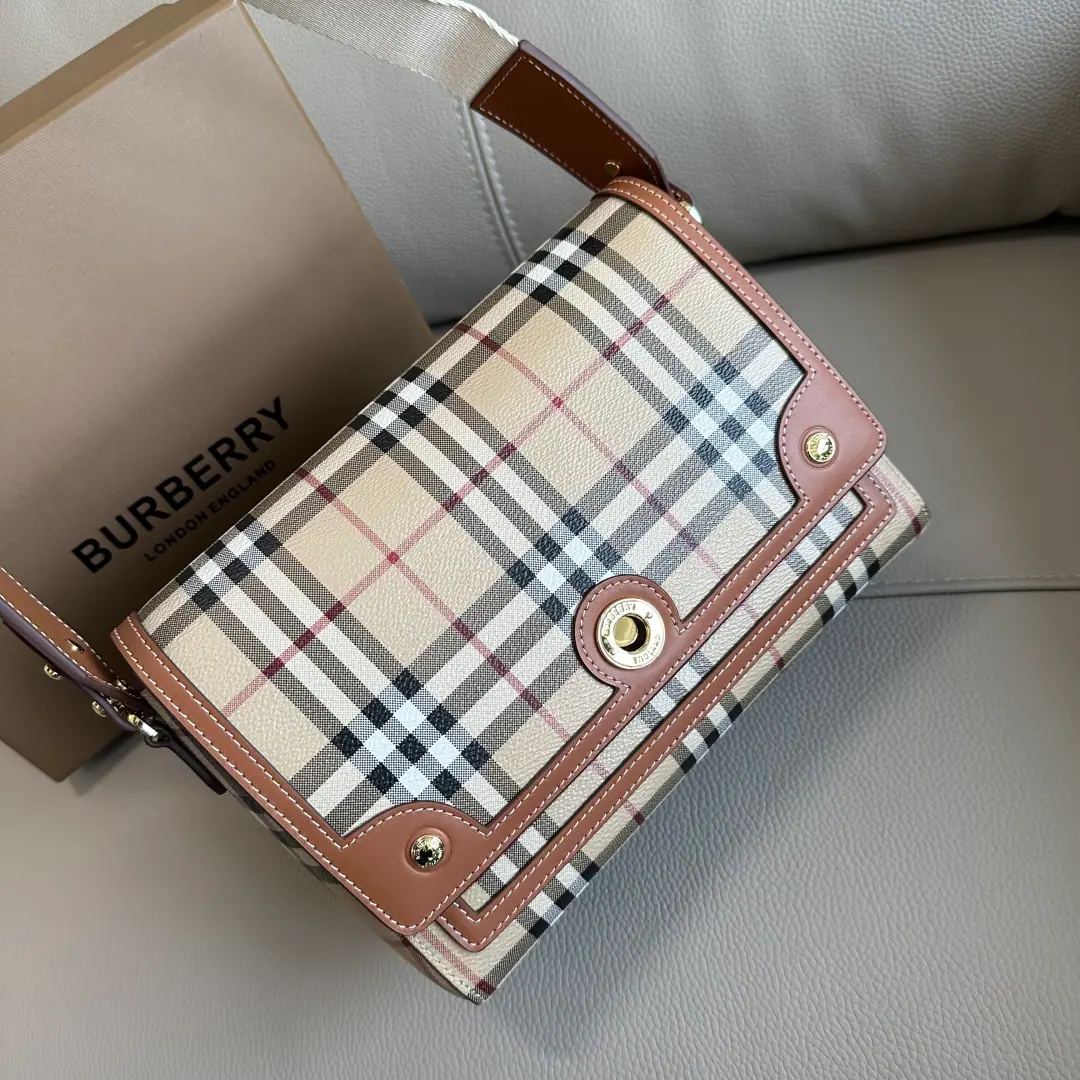 Special level BHome.NoteClassic grid slanting bag🌟I'm gonna put my body on the brand.VintageRecurved green canvass.+A smooth Italian leather-making process., High-resolution classic stripes, The classic gluten is elegant and elegant., The material is very strong and well-fashioned., The top is a big eye-sight.. This material is known to be very durable., The front is a fine, fine-worked, real-fried hardware logo, carved buttons., There's a button on both sides of the cap., Open it., Very airy and remarkable.. It's a big one., I'm so proud of myself., It's very practical.. It's a good back., The top is a good one., Leisure money, Nice top., The one shoulder on the hand is very fashionable., A totally fashionable English rewind., It's a perfect spring and summer., Salt is sweet., You're all in a super-many suit.！The sisters buy it.！Dimensions: 25 x 8.5 x 18cm🌟Model9061
