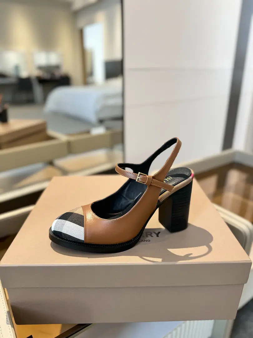 Burberryy 𝑩𝒖𝒓𝒃𝒆𝒓𝒓𝒚𝒚 💝 👠 𝘽𝙪𝙧𝙗𝙚𝙧𝙧𝙮𝙮 Bobley.2025The new exclusive has been launched. It's a classy, intelligent style. 💋High heels. 🎉BURBERRYBobley England.🇬🇧Luxury brands, Original1:1Copy, Synchronize new cabinets A high heels with grace., Decoration branding pattern. 🆕🆕🆕 ✅Fabulous.: Original Gear ✅Otsumi!: The original is really a big one. ✅He's tall.: 9.5𝙘𝙢 ✅Codes: 𝟑𝟒-𝟒𝟏（𝟑𝟒.𝟒𝟎.𝟒𝟏Do it.）