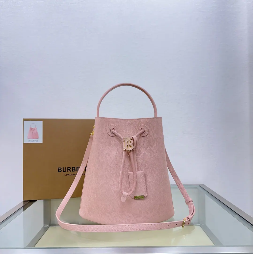 Special level BThe latest home edition of the cattle-skinned bucket bag.❤️Made with Italian leather-cut grains., Dot Thomas Burberry Exonyms. This package is... TB New members of the package series, Combination with a stylish strap, With a bag., For small items with a handy object. 16 x 26 x 26cm🌟Model6911
