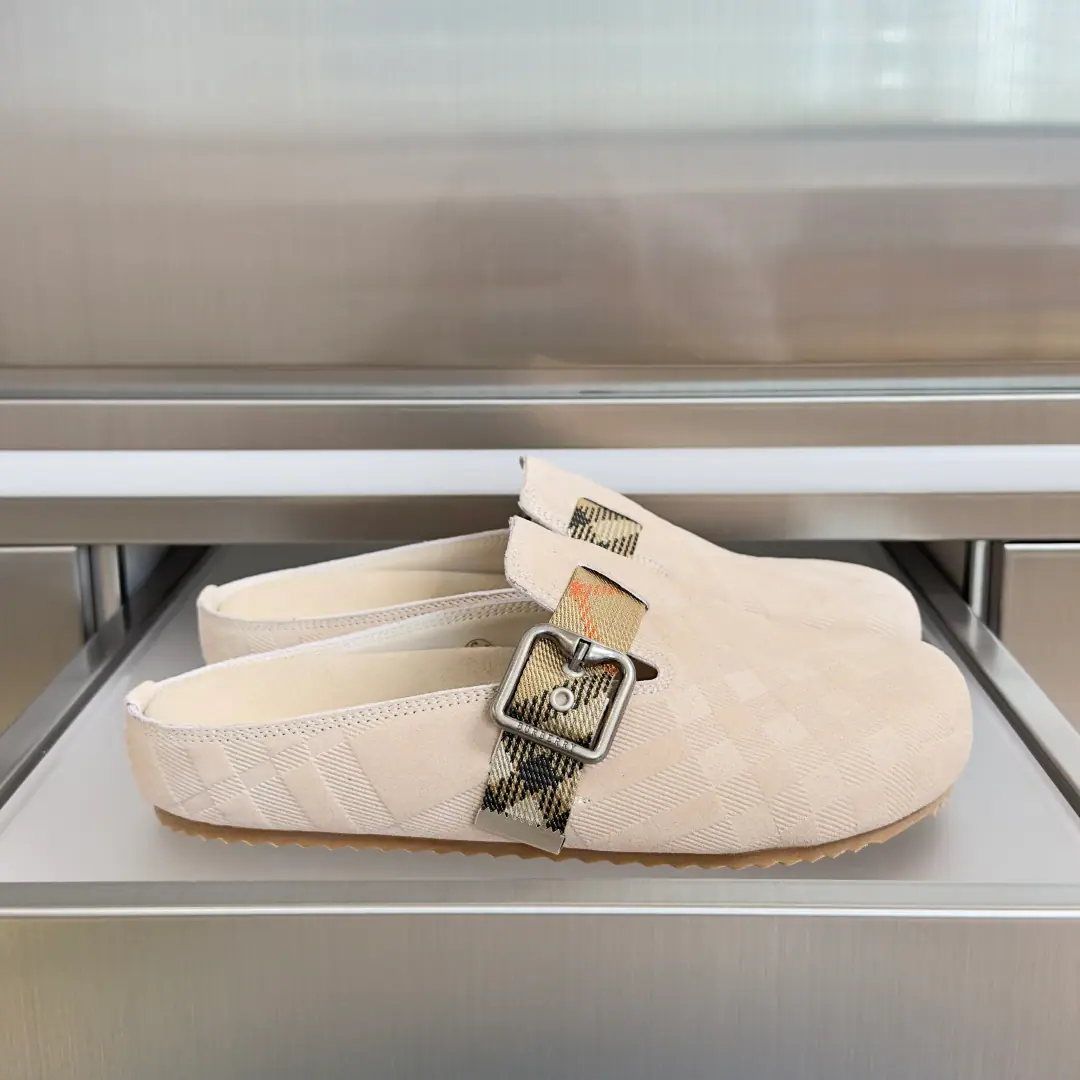 Top Version: Female / Men Burberry- Boboli.UrchinSeries Couple money. Gravity Thick Brockon's shoes. - Slugs with a head. Shoes., It's made of soft anti-featur., It's a work of art in Italy.. I'm putting a lot of pressure on the grid., A brand logo for the bottom of the stylish shoe.. & Make modifiableBFont-button Ring, A symbolic sand with decorated flowers.Burberry Gravity Send a cabinet for fine packaging🛍📦 ▪️Fabulous.: Original customized head-level cattle skin ▪️Uchi.: Imports of soft sheep skins ▪️Shoes under the sole.: Original Open-Screen Double ColourTPUMaterial ▪️Bottom: 2CM ▪️Size: Female35-40 / Men39-44（Custom45