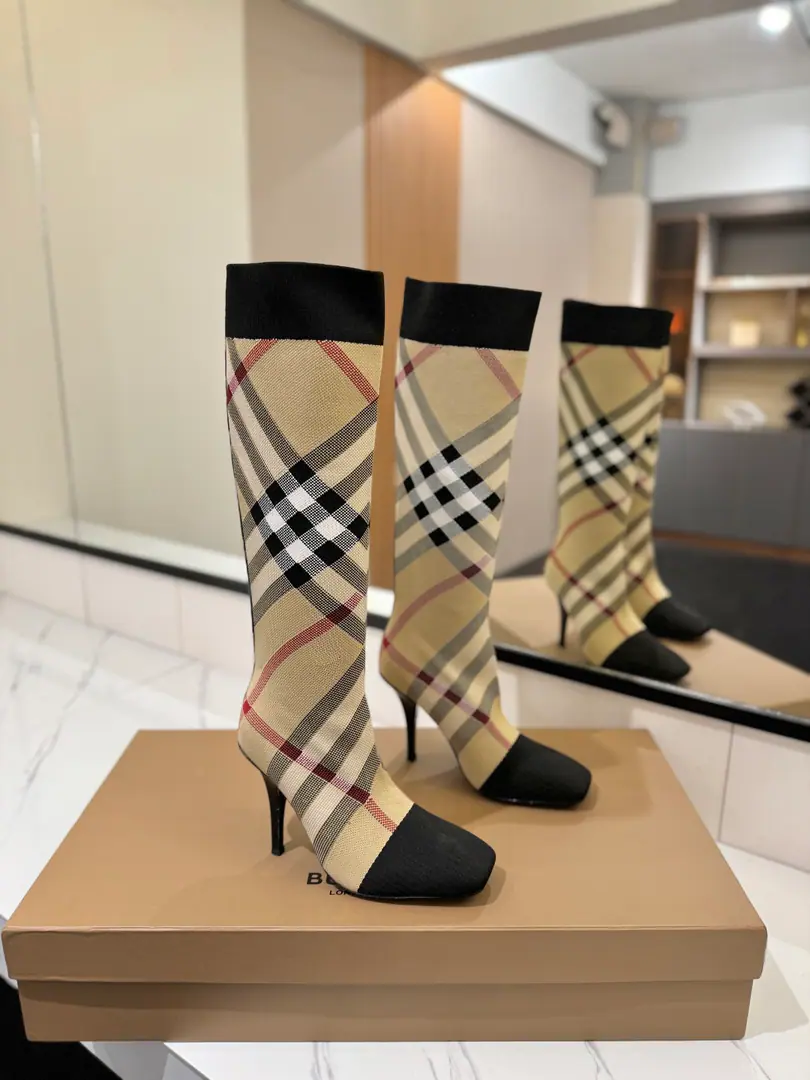 Plant price: BurberryyBobley.𝑩𝒚𝒓𝒃𝒆𝒓𝒓𝒚𝒚Unique. Pump a tight and greasy pin-weaving boots.👢 🎉BURBERRYBobley England.🇬🇧Luxury brands, The rice of the hide., Original1:1Copy, Close-bulleted knitted and knee boots, Design round boots with a thick heel., Decoration of branded grids. 🆕🆕🆕 ⚠Boots.: 92%Polyester fibres, 8%Flexible fibres, ♪ In the inside, you'll have to put your feet on the skin ♪, Italy🇮🇹That's a big one.[Tooth.]！！！ ✅Fabulous.: Original custom-made woolbar ✅Otsumi!: The original is really a big one. ✅He's tall.: 𝟏𝟎.𝟓𝙘𝙢 ✅Codes: 𝟑𝟒-𝟒𝟏（𝟑𝟒.𝟒𝟎.𝟒𝟏Do it.） ✅Humming: 𝟒𝟏𝙘𝙢 ✅Boots.: 𝟑𝟎𝙘𝙢