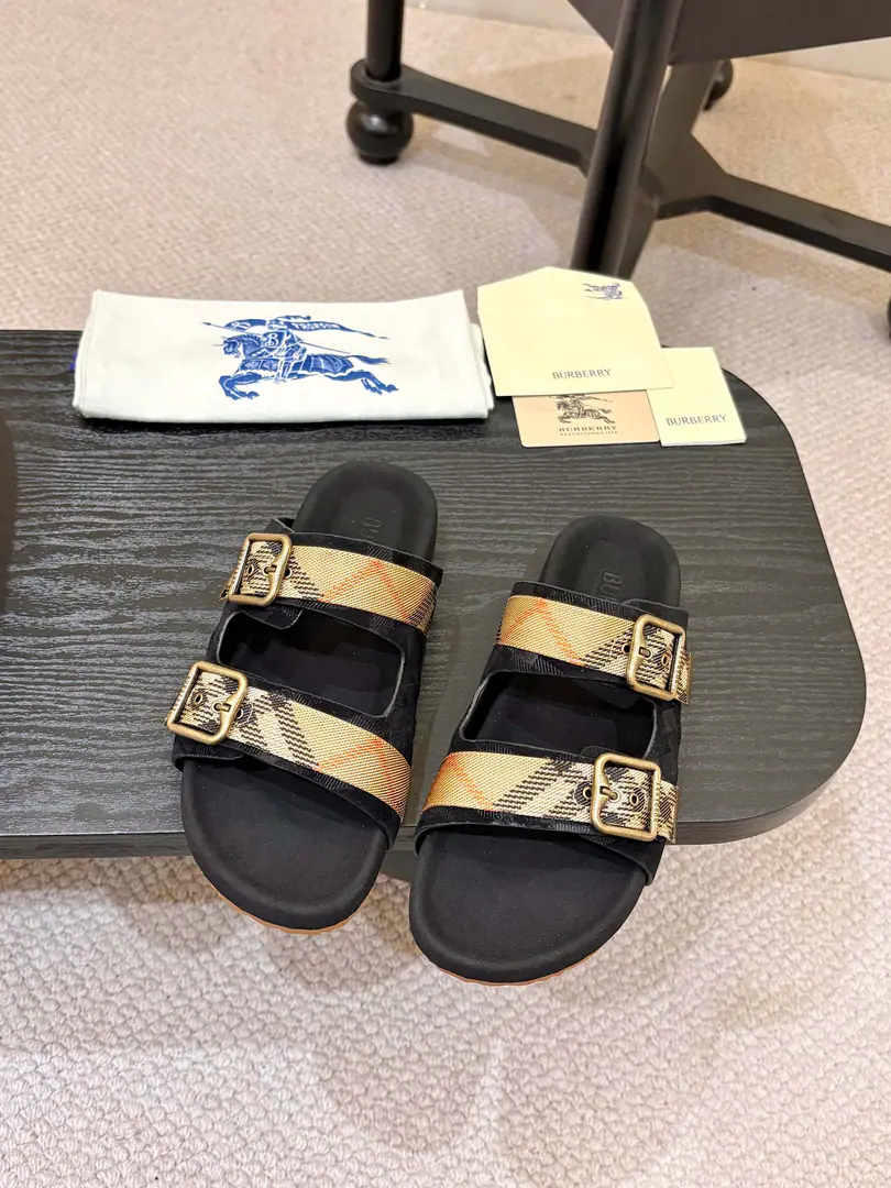 Couple money.！ Burberry2025The stump slipper is out of the oven., It's made of soft anti-featur., It's a work of art in Italy.. I'm putting a lot of pressure on the grid., The soles of the pressurized shoes., It's a top-end logo.. & Make modifiable B Font-button Ring, A symbolic sand with decorated flowers. Burberry Gravity. ✅Fabulous.: ♪ The silk reel ♪ ✅Reeb.: In silk cow. ✅Otsumi!: TPU ✅Colours: Black, Brown., Almond., Coffee.4Colour Optional ✅Codes: Men and women35-45（35,45Custom）