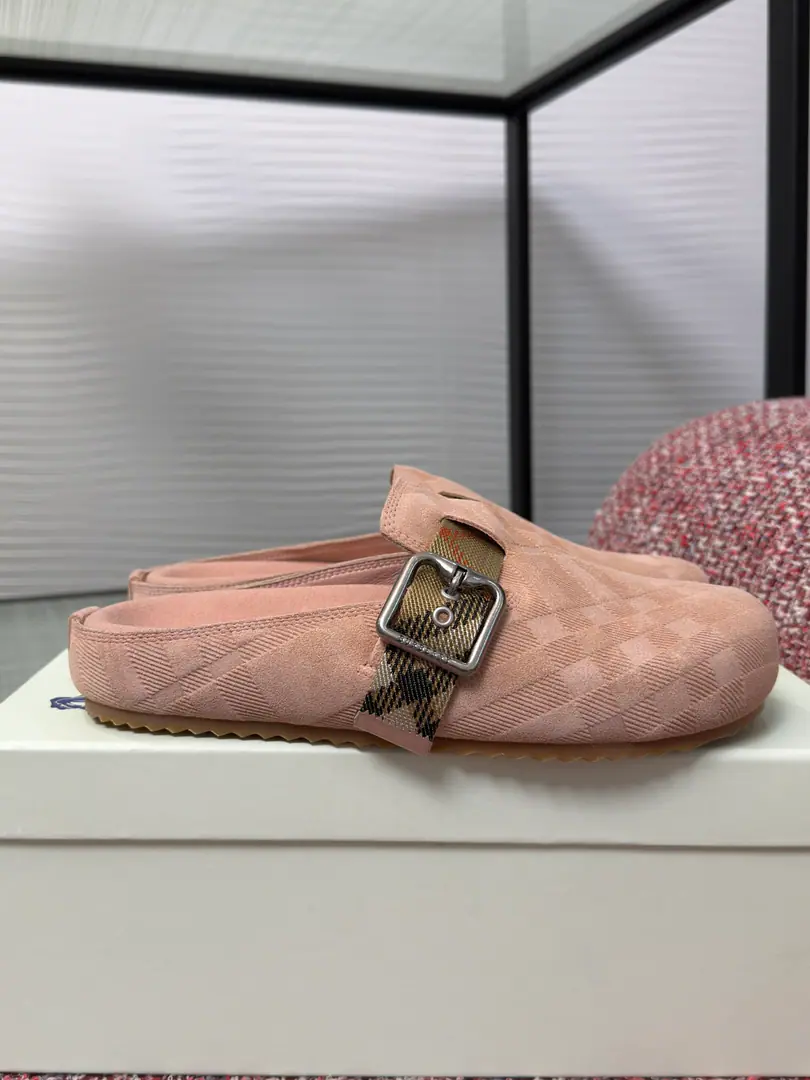Top Version: Female/Men Burberry - Boboli. 2026 UrchinSeries Couple money. Gravity - Boughly Berken's shoes. Head wrap. - Slugs. Shoes. BurberryThis slipper is made of soft, counter-feather paste.. It's a work of art in Italy.. I'm putting a lot of pressure on the grid., A little bit of a collection of the bottom of the stylish shoes., No ModifiableBWoo-kyung Ring Belt, A decorated little plaque of symbolic sand.Buberry - The tattoo.. Fabulous.: Original customized head of cattle skin Uchi.: Imports of soft sheep skins Otsumi!: Original Nickel Double ColourTPUMaterial Size: Women:35-40（40I'll make sure I don't change it.） Men:39-45（45I'll make sure I don't change it.）
